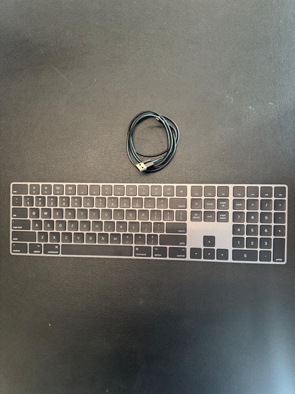 Full-size Mac-layout keyboard with numeric keypad and cable